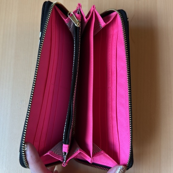 X print Clutch with hot pink interior - Picture 5 of 9